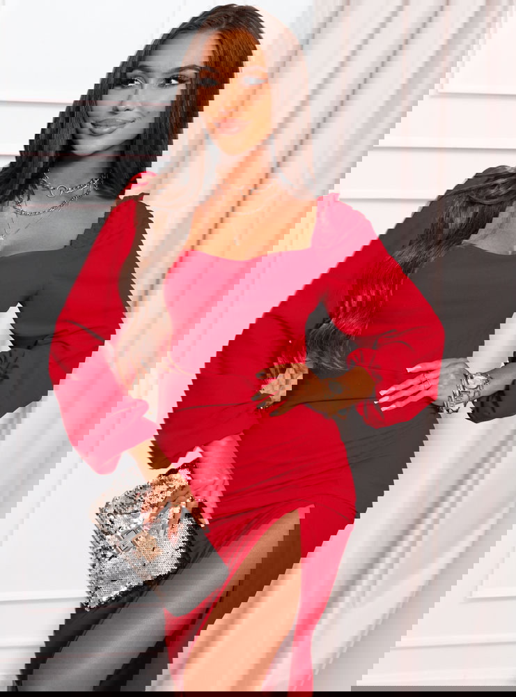 Malinowa sukienka z rozcięciem Pamalyn