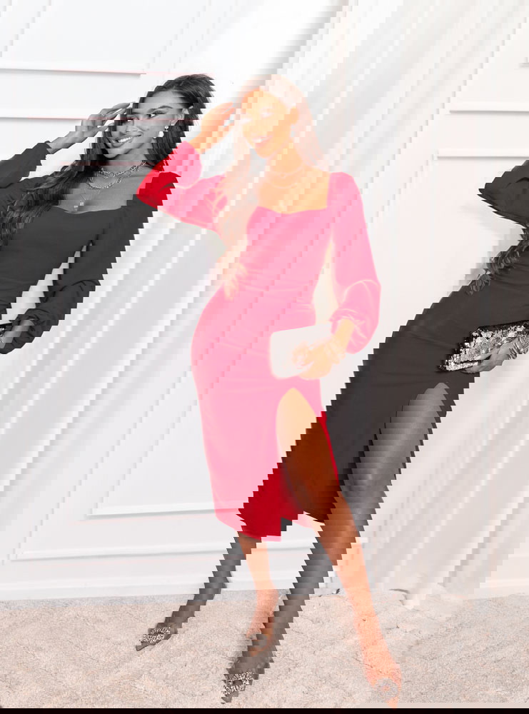 Malinowa sukienka z rozcięciem Pamalyn