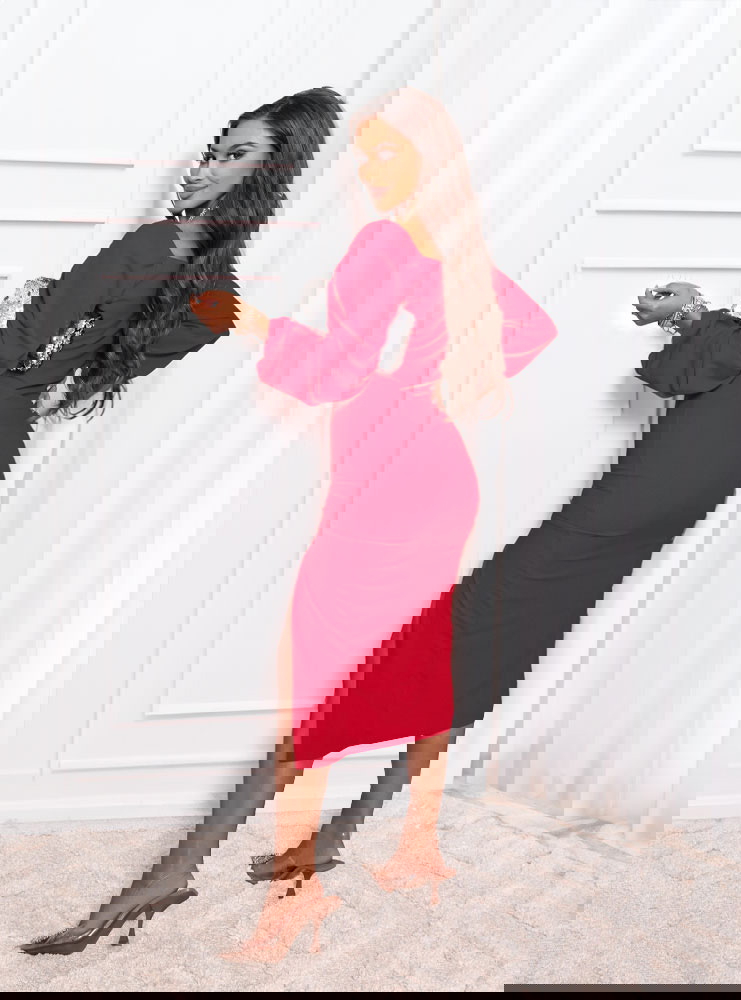 Malinowa sukienka z rozcięciem Pamalyn