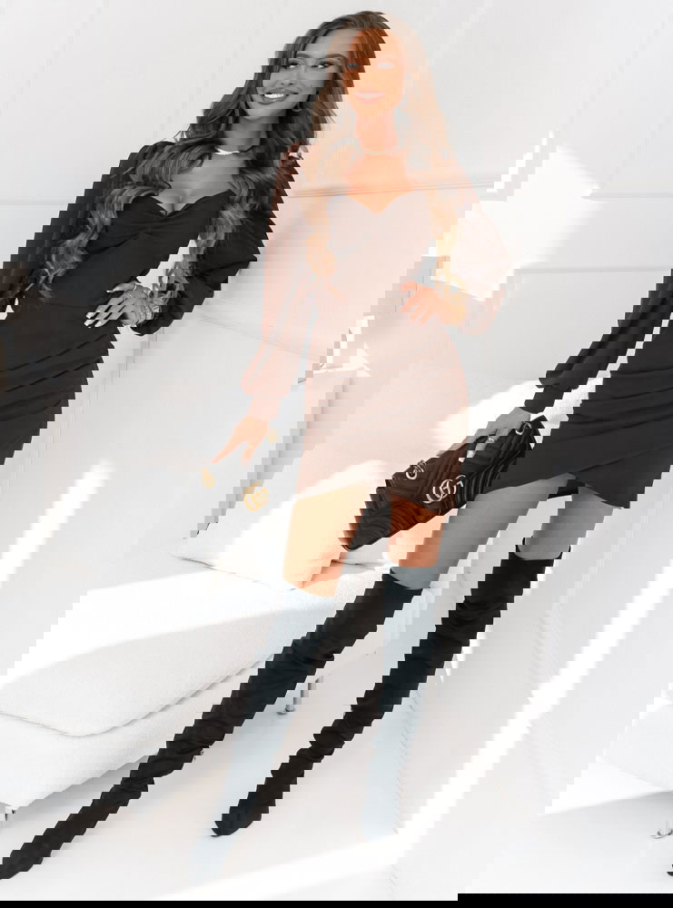 Czekoladowa sukienka z dekoltem w...