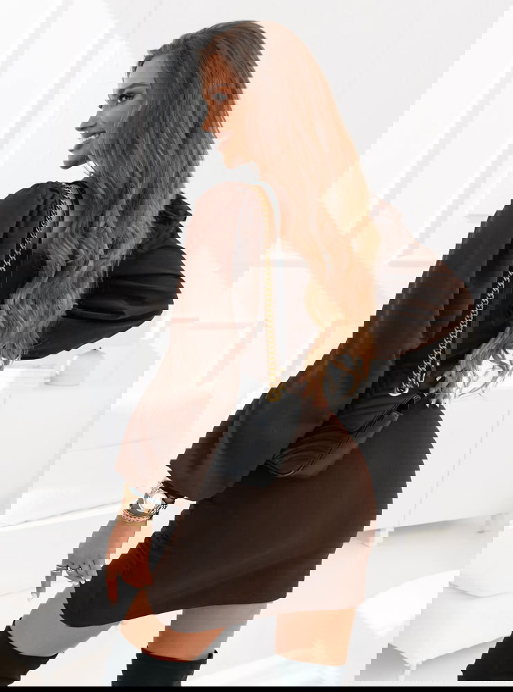 Czekoladowa sukienka z dekoltem w...