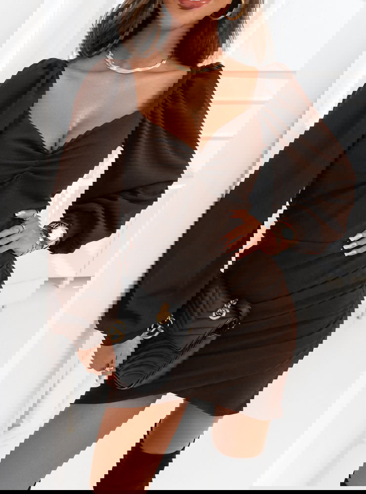 Czekoladowa sukienka z dekoltem w...