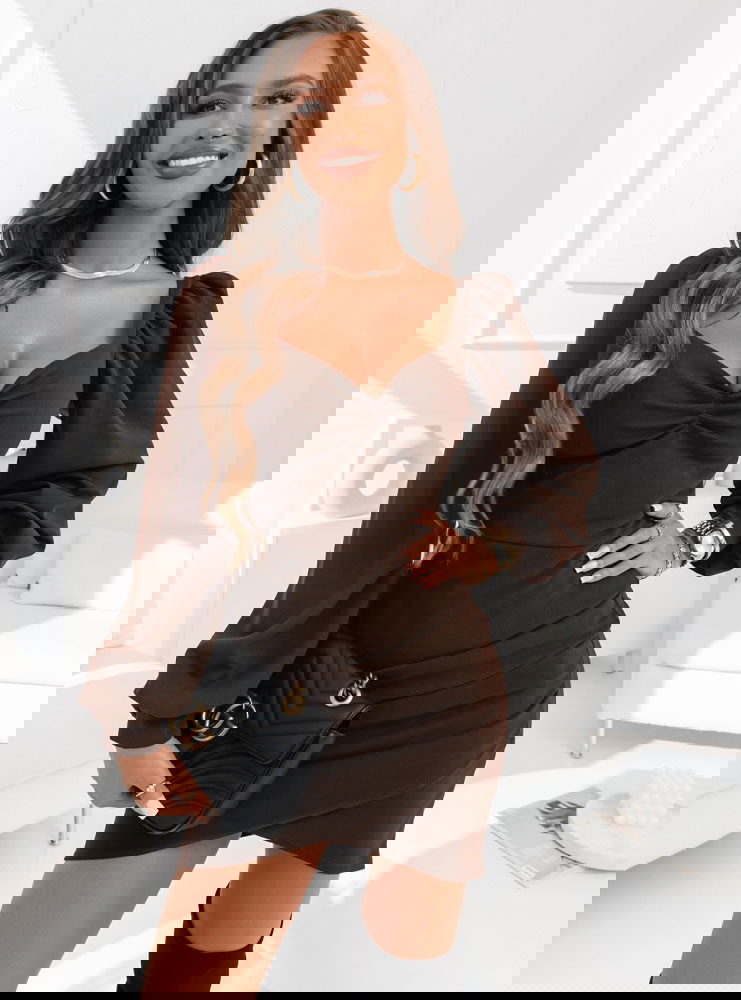 Czekoladowa sukienka z dekoltem w...