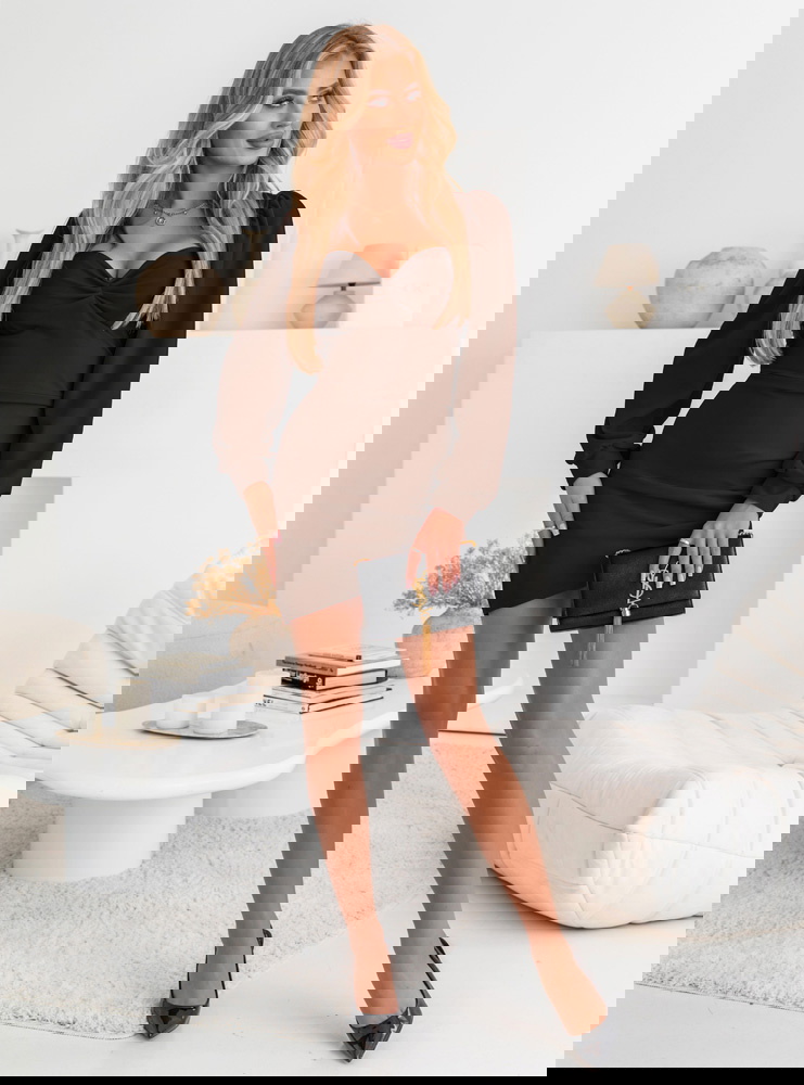 Czekoladowa sukienka z dekoltem w...