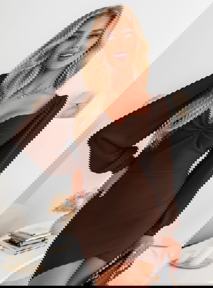 Czekoladowa sukienka z dekoltem w...