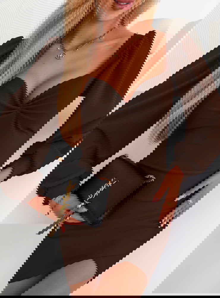 Czekoladowa sukienka z dekoltem w...