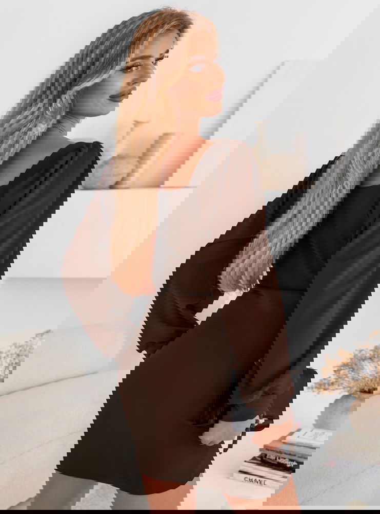 Czekoladowa sukienka z dekoltem w...