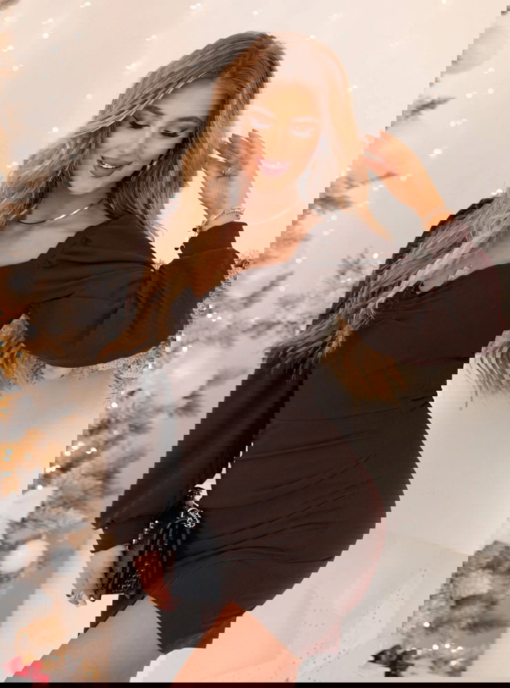 Czekoladowa sukienka z dekoltem w...