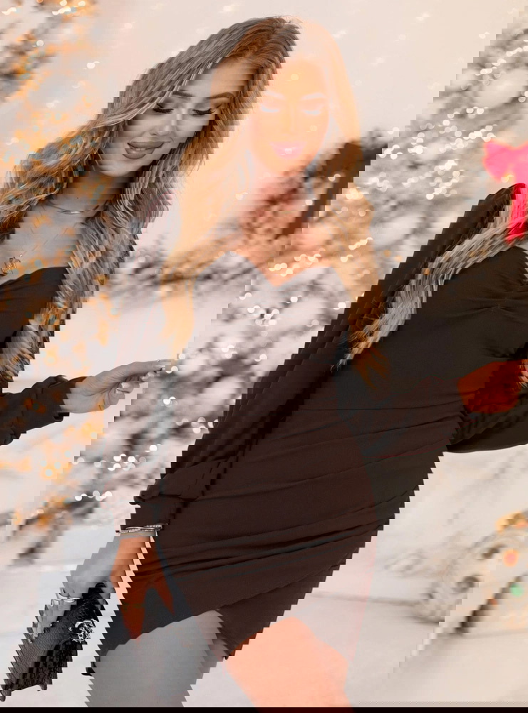 Czekoladowa sukienka z dekoltem w...