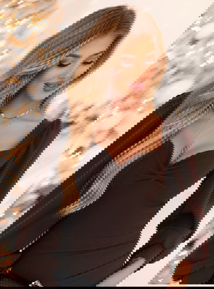 Czekoladowa sukienka z dekoltem w...