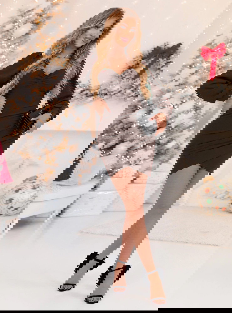 Czekoladowa sukienka z dekoltem w...