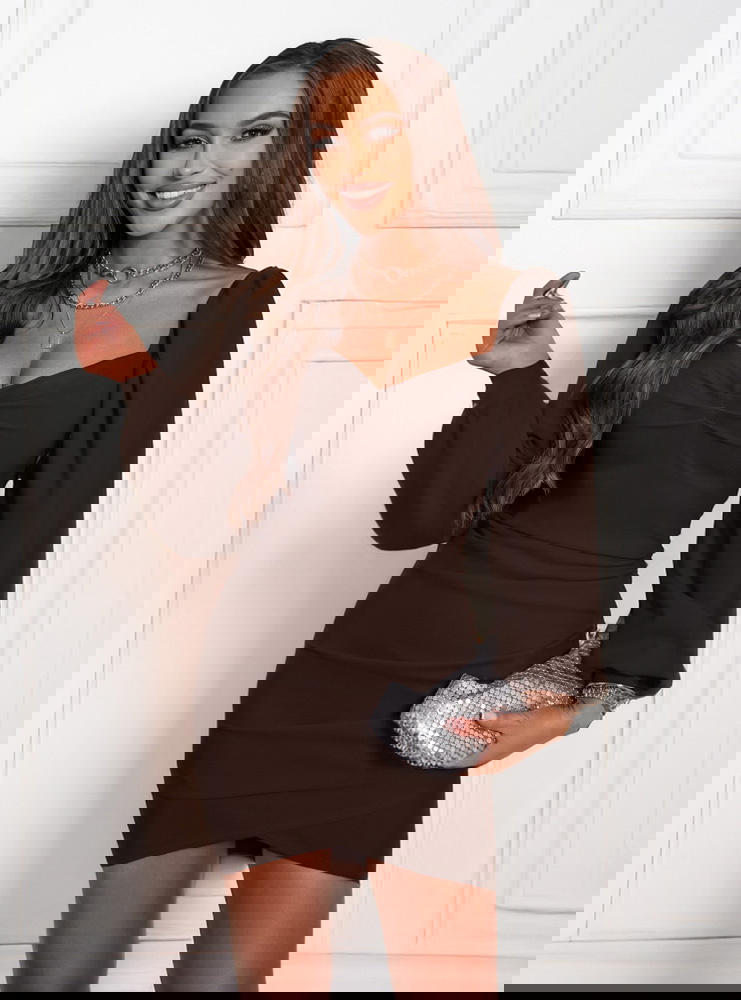 Czekoladowa sukienka z dekoltem w...