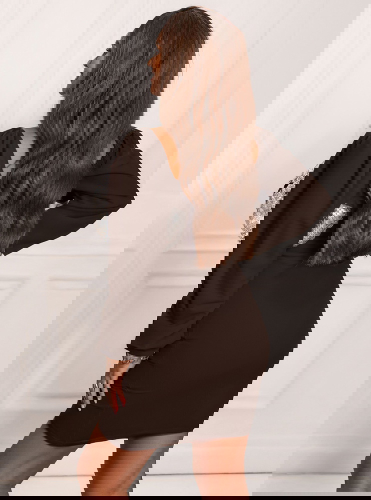 Czekoladowa sukienka z dekoltem w...