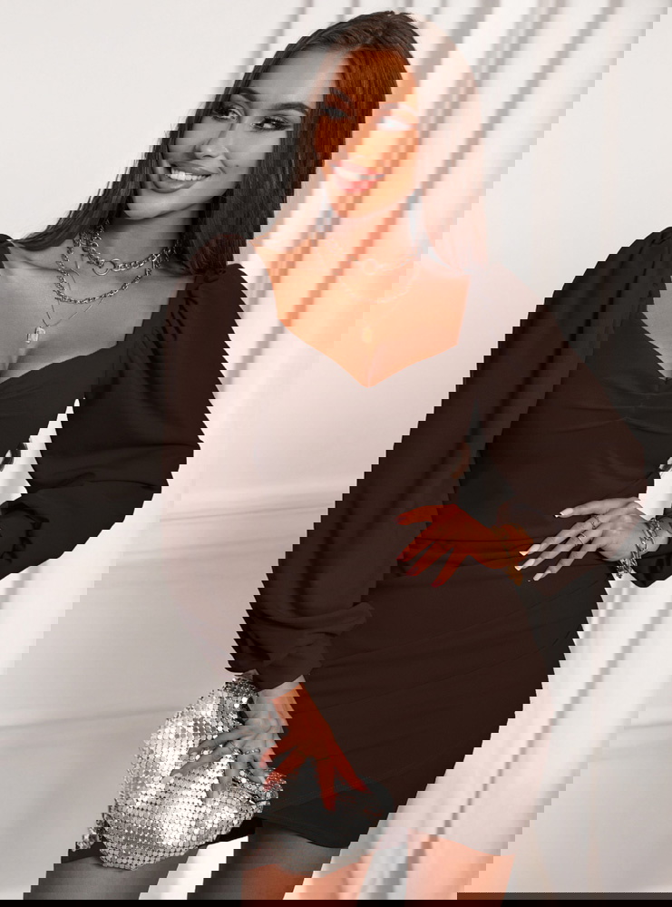 Czekoladowa sukienka z dekoltem w...