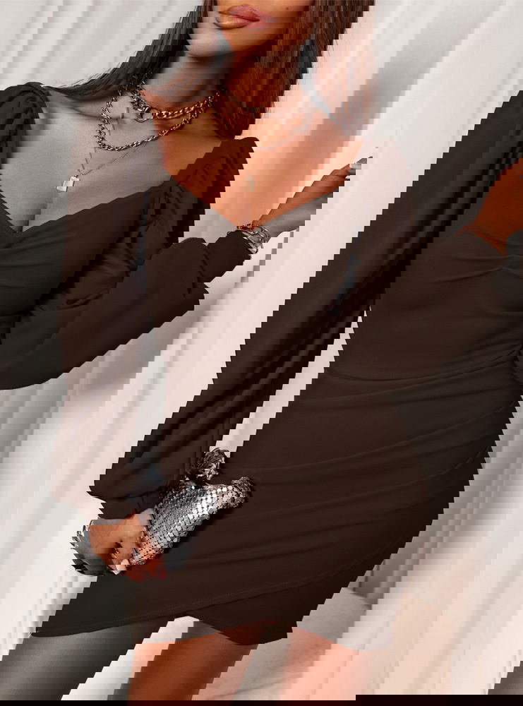 Czekoladowa sukienka z dekoltem w...