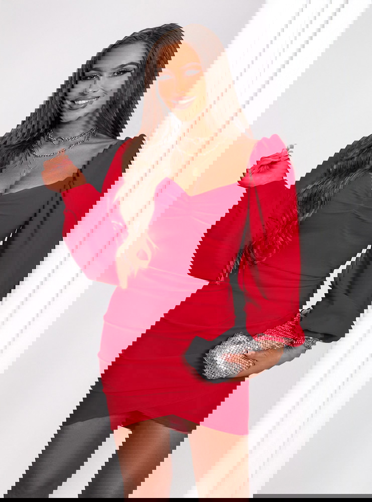 Malinowa sukienka z dekoltem w serce...