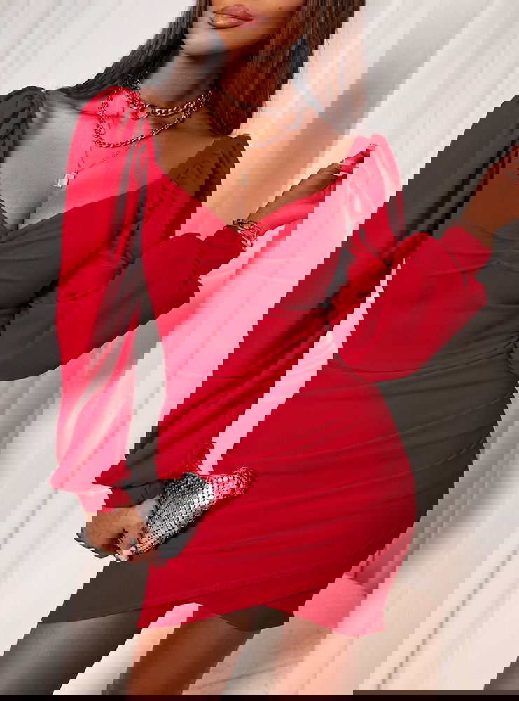 Malinowa sukienka z dekoltem w serce...