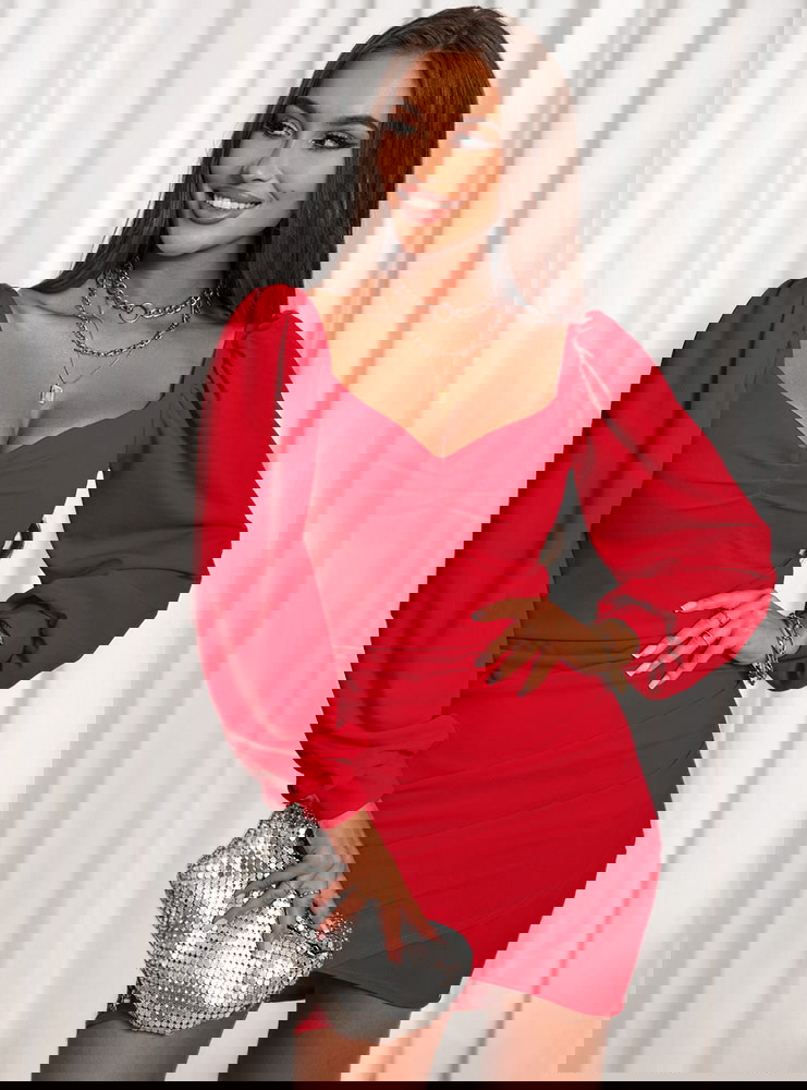 Malinowa sukienka z dekoltem w serce...