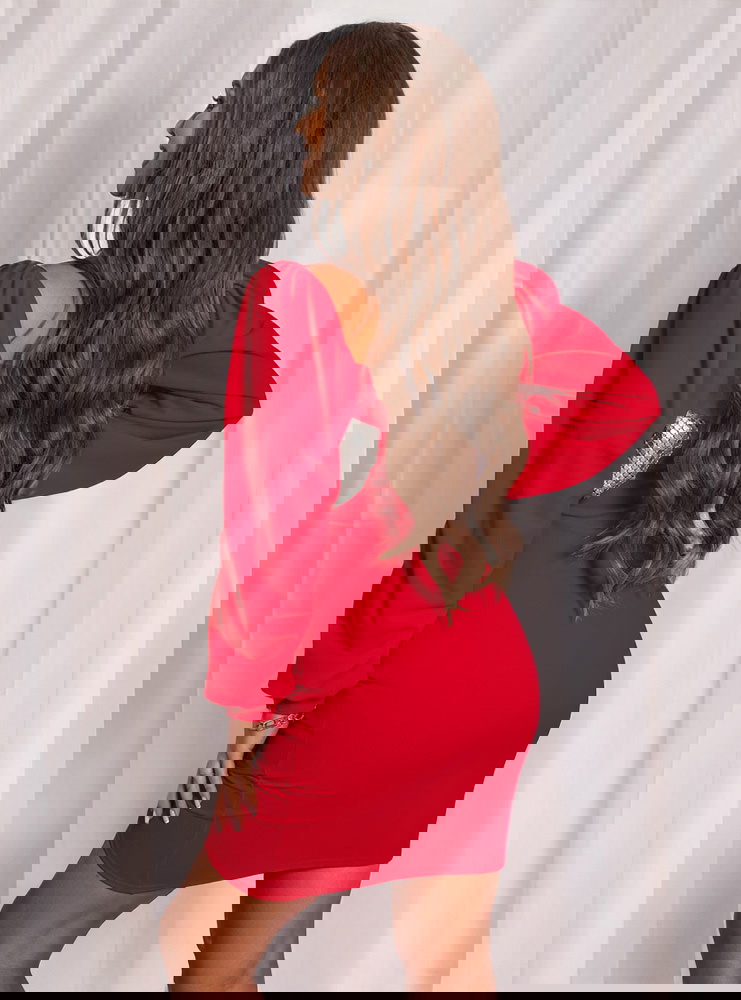 Malinowa sukienka z dekoltem w serce...