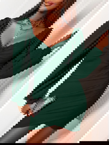 Sukienka z dekoltem w serce...