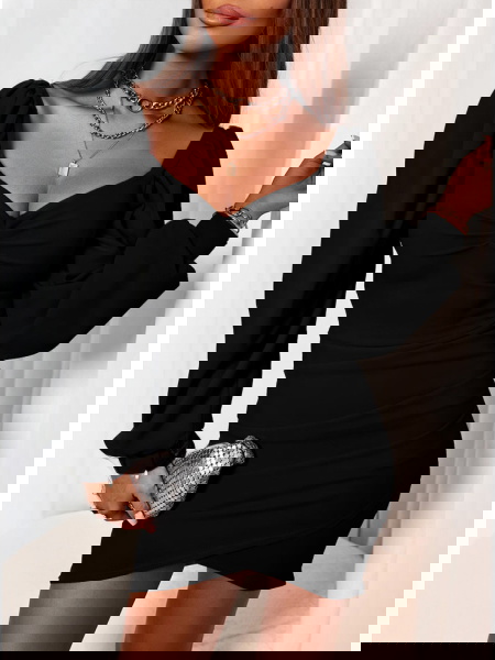 Czarna sukienka z dekoltem... 2