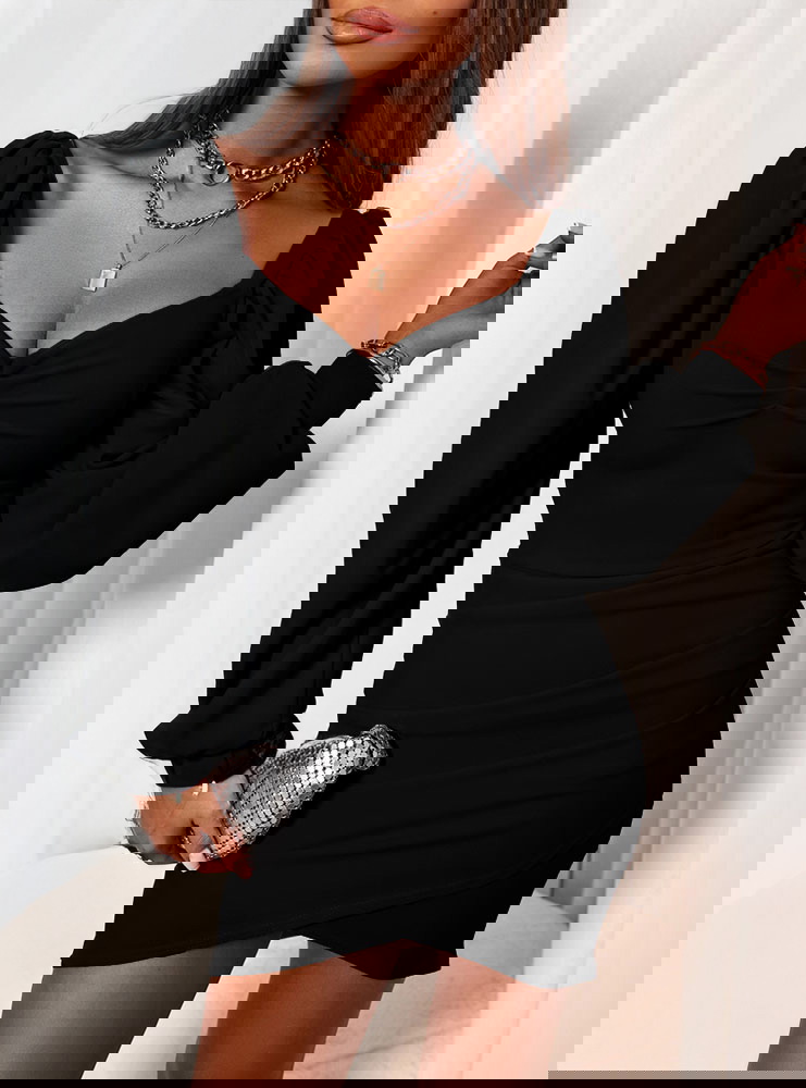 Czarna sukienka z dekoltem w serce i...