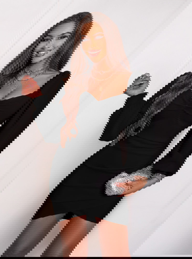 Czarna sukienka z dekoltem w serce i...