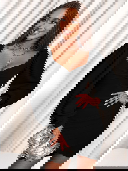 Czarna sukienka z dekoltem...