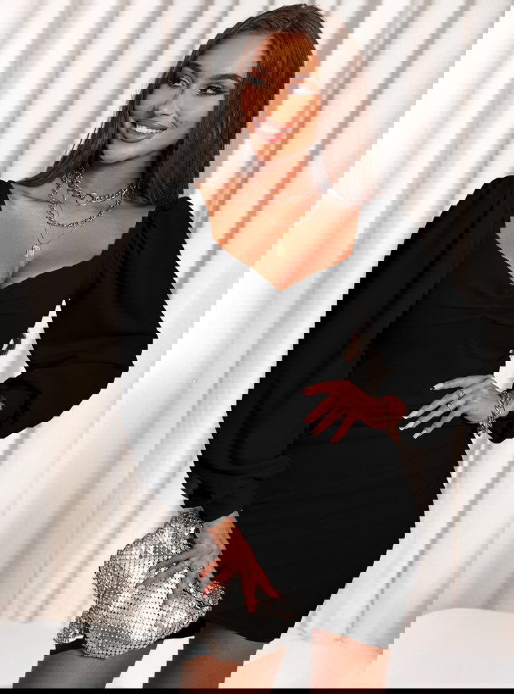 Czarna sukienka z dekoltem w serce i...