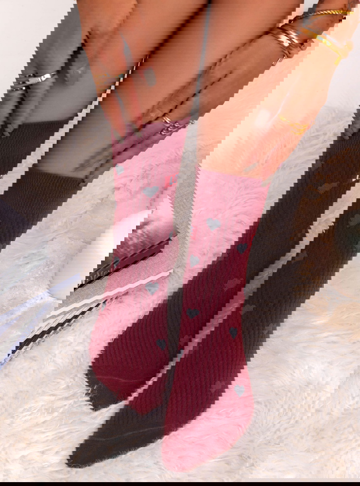 Bordowe skarpetki z ozdobnym motywem...