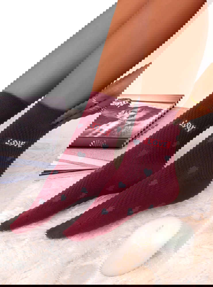Bordowe skarpetki z ozdobnym motywem...
