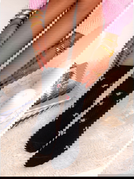 Czarne skarpetki z ozdobnym...