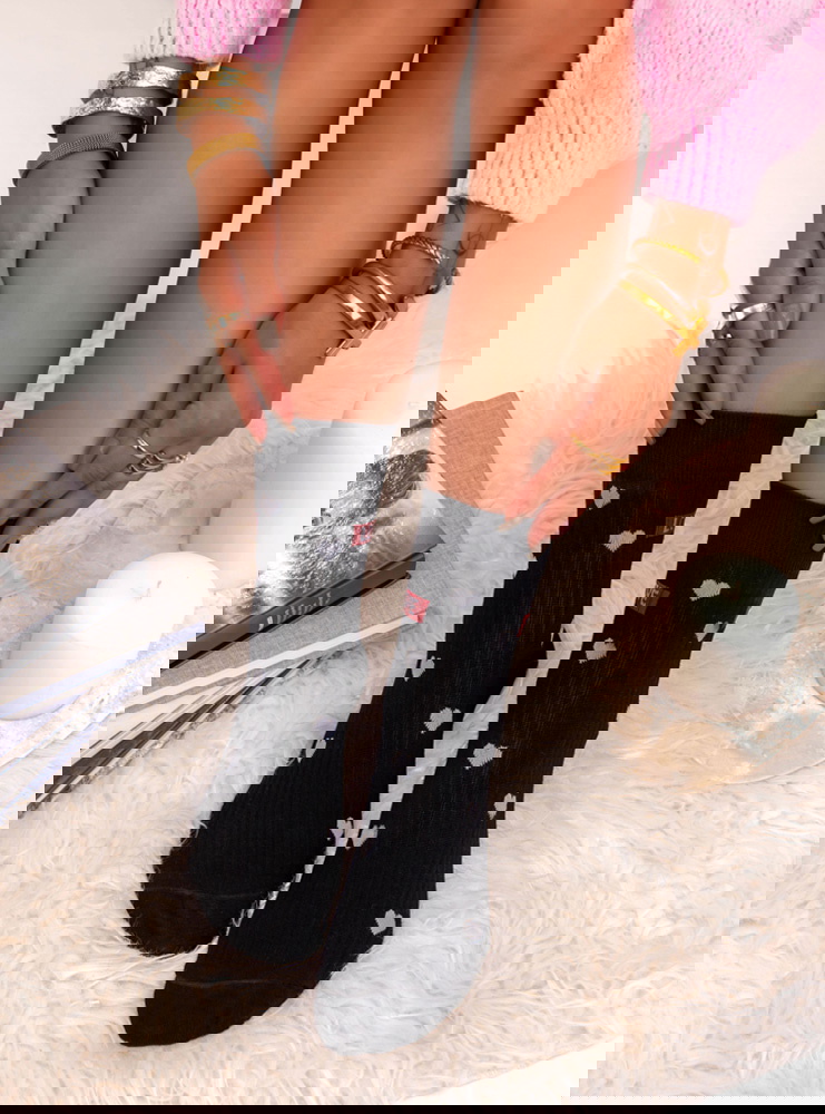 Czarne skarpetki z ozdobnym motywem...