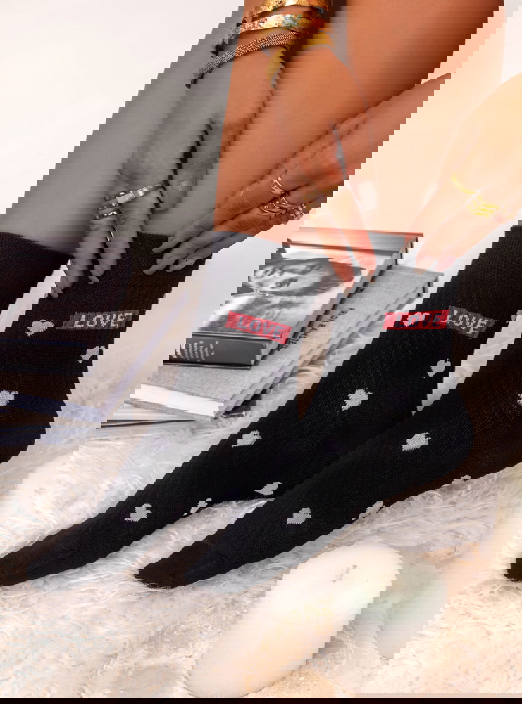 Czarne skarpetki z ozdobnym motywem...