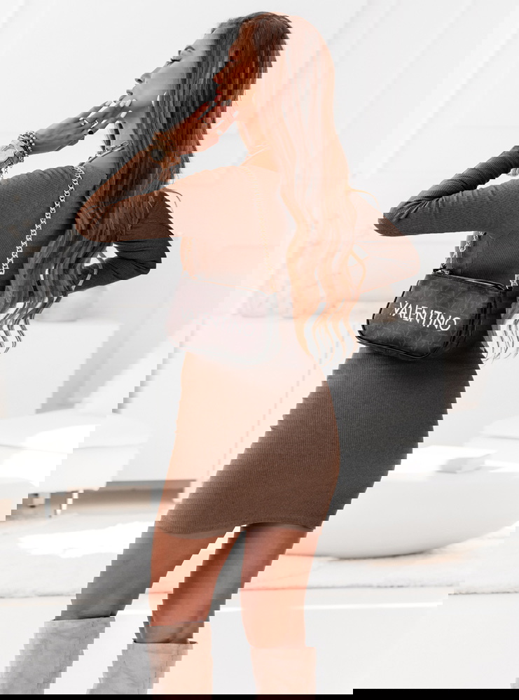 Prążkowana dopasowana sukienka mini...