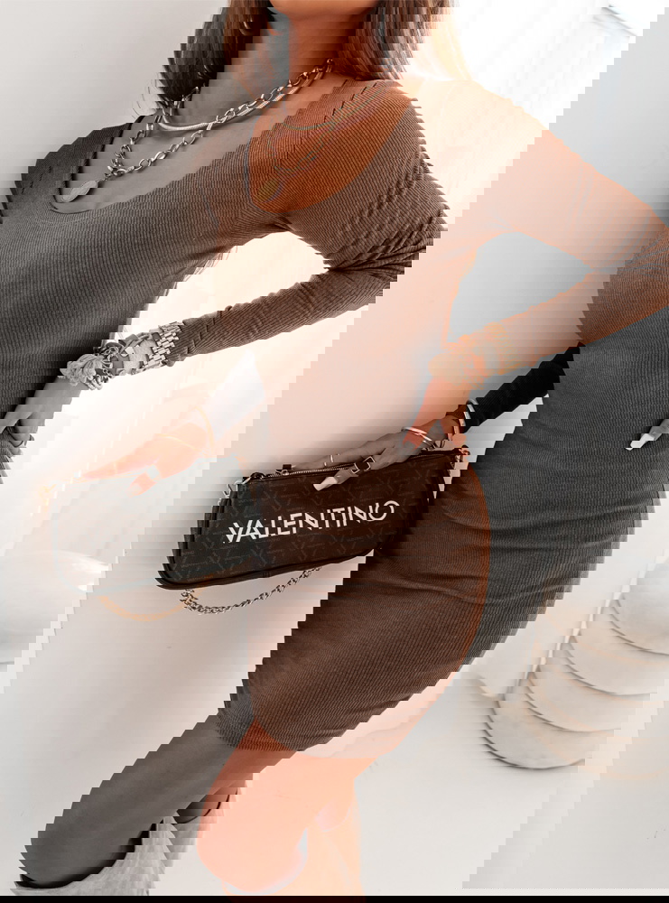 Prążkowana dopasowana sukienka mini...