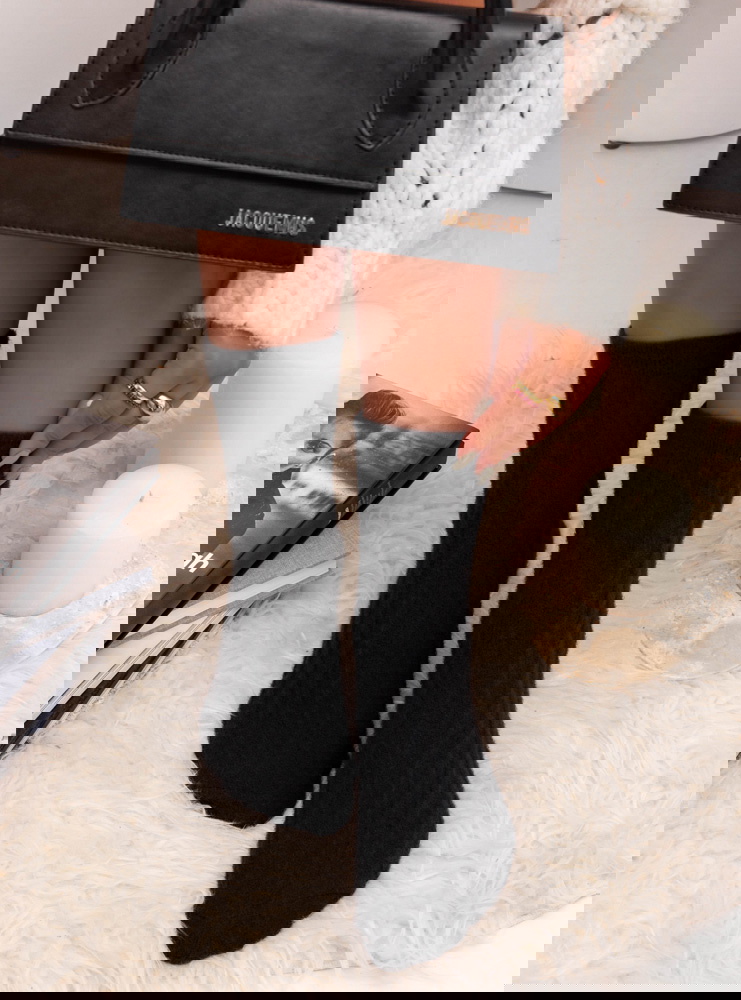 Czarne skarpetki z ozdobnym motywem...