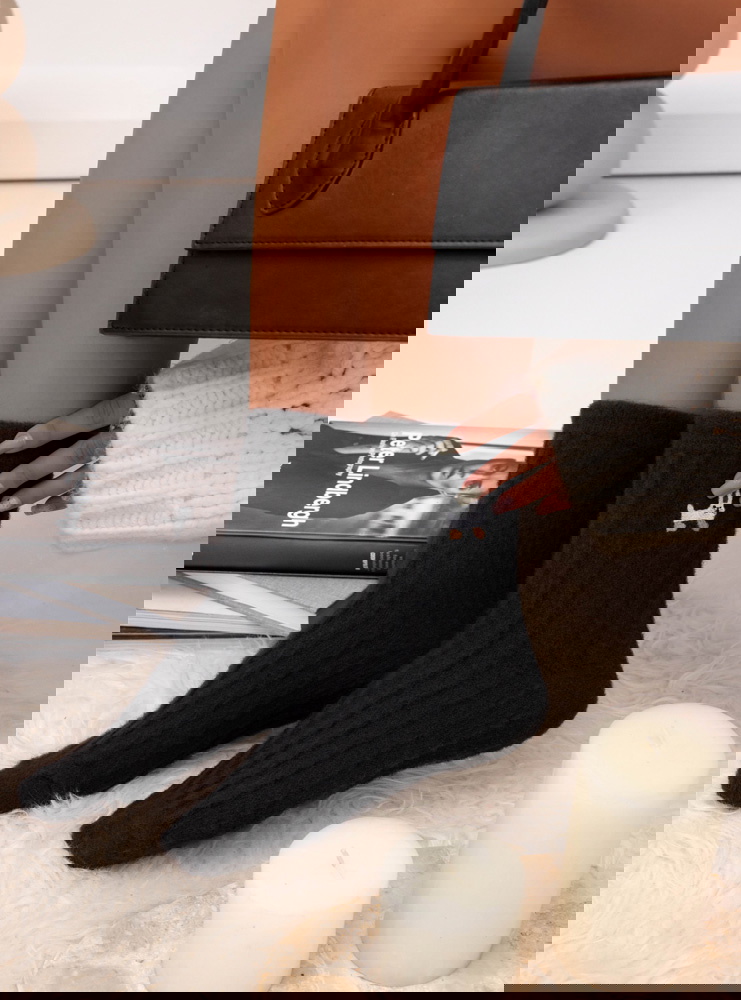 Czarne skarpetki z ozdobnym motywem...