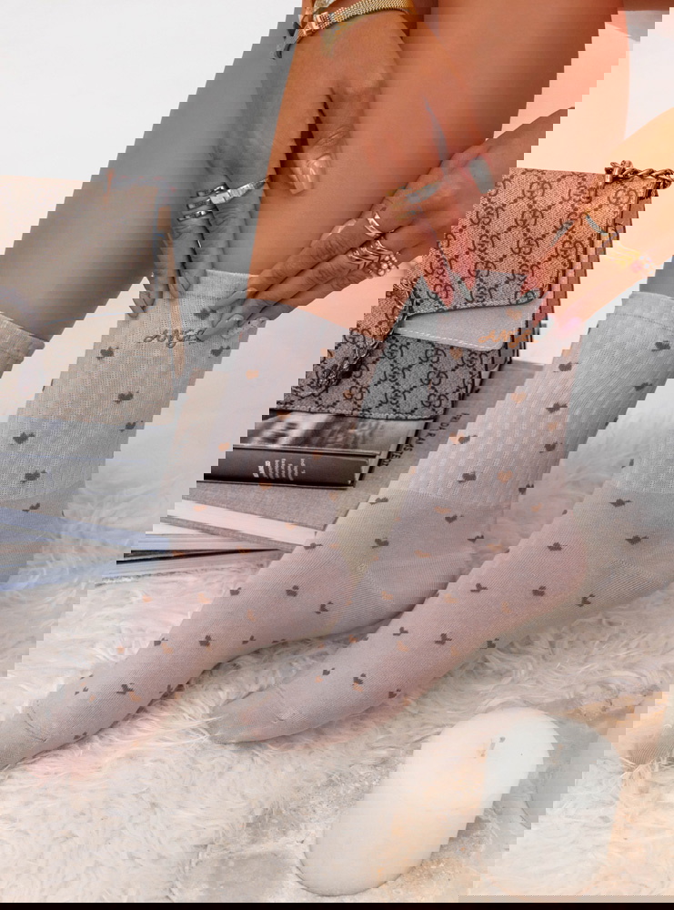 Beżowe skarpetki w serduszka Memoona