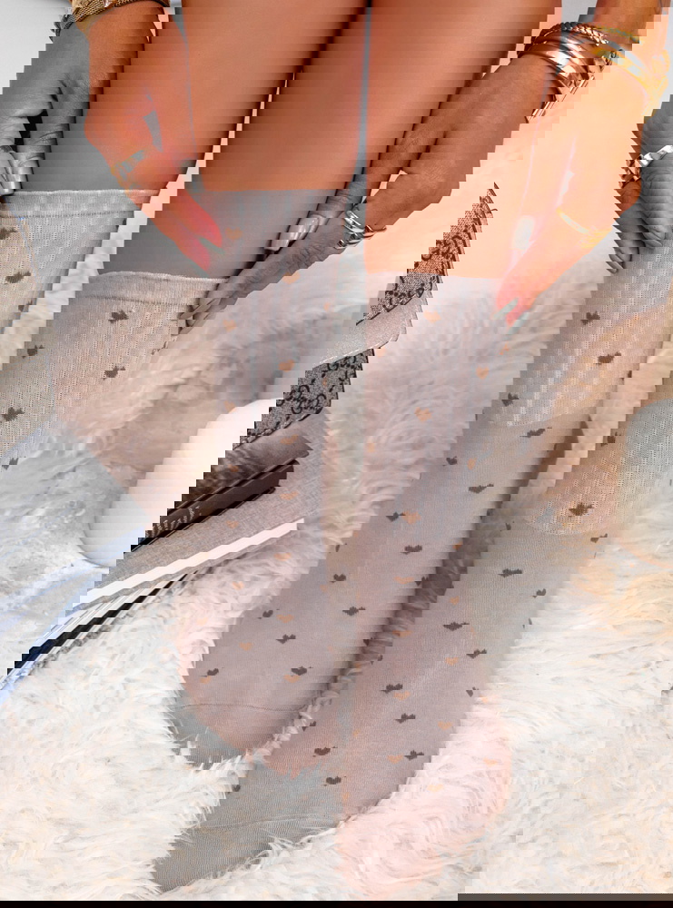 Beżowe skarpetki w serduszka Memoona