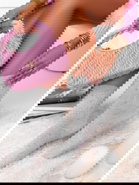 Szare skarpetki w serduszka...