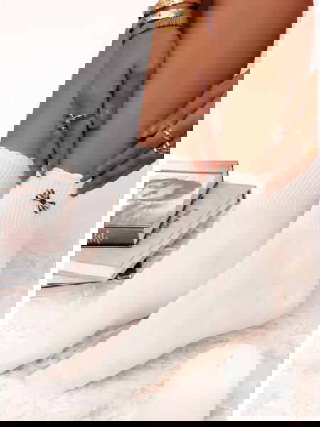 Białe skarpetki z ozdobną...