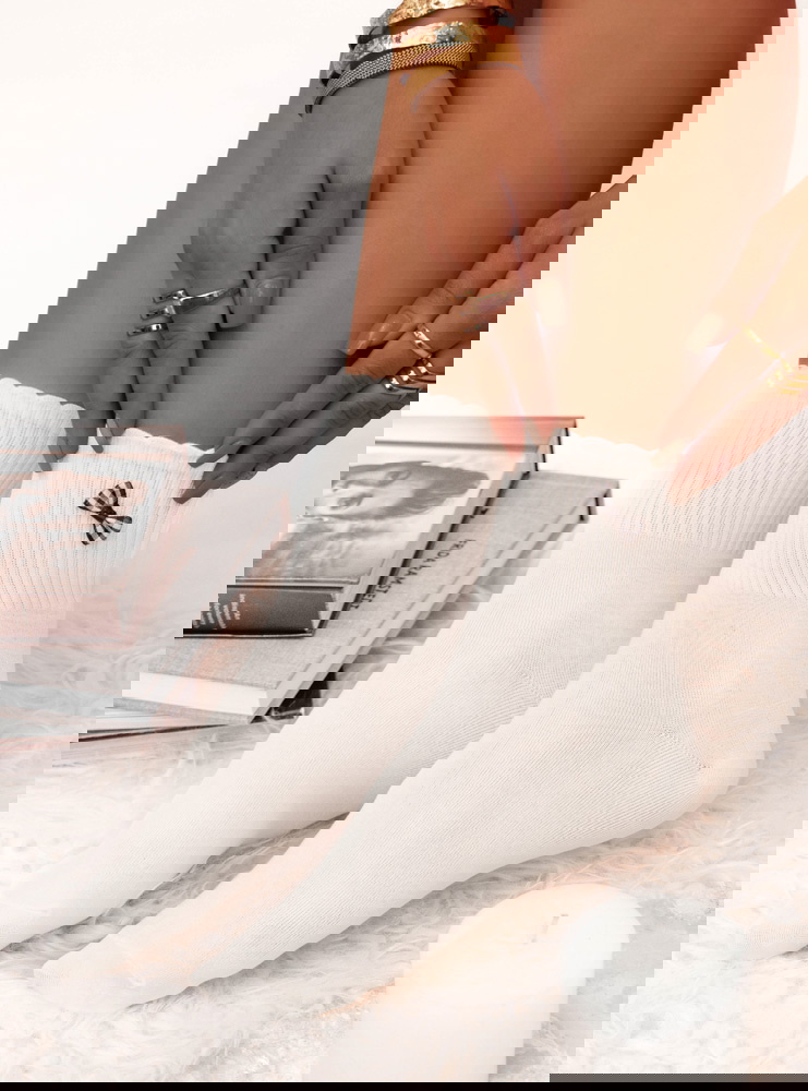 Białe skarpetki z ozdobną kokardką...