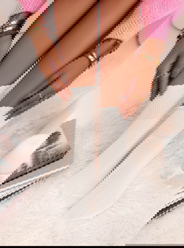 Białe skarpetki z ozdobną kokardką...