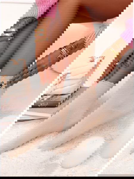 Beżowe skarpetki z ozdobną...