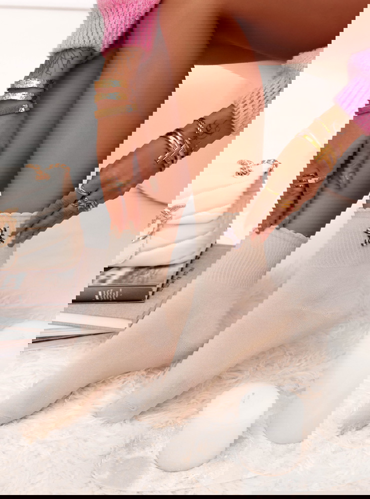 Beżowe skarpetki z ozdobną kokardką...