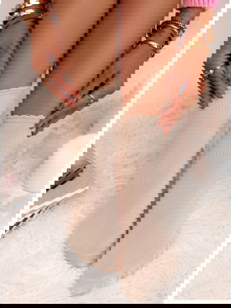 Beżowe skarpetki z ozdobną... 2