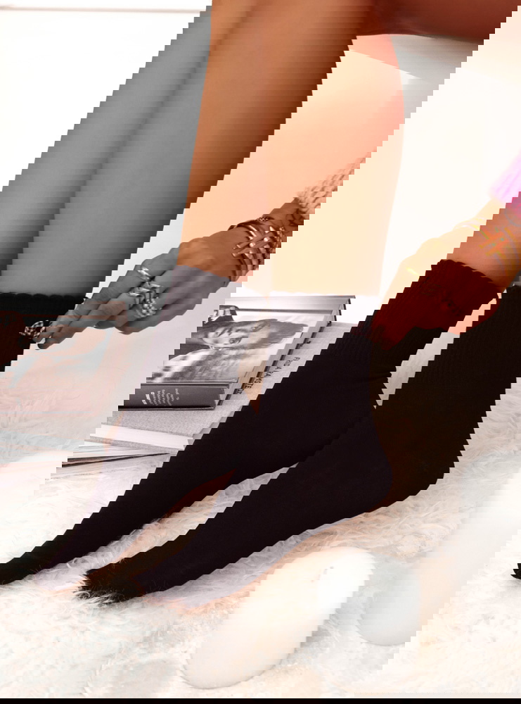 Czarne skarpetki z ozdobną kokardką...