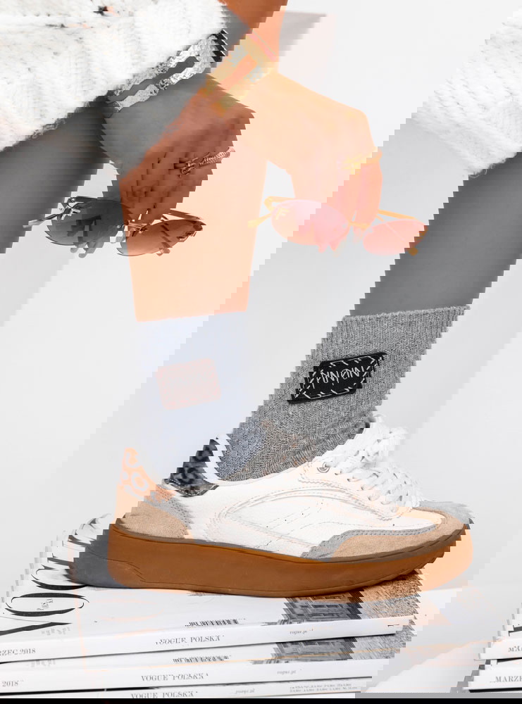 Szare skarpetki z ozdobną naszywką...