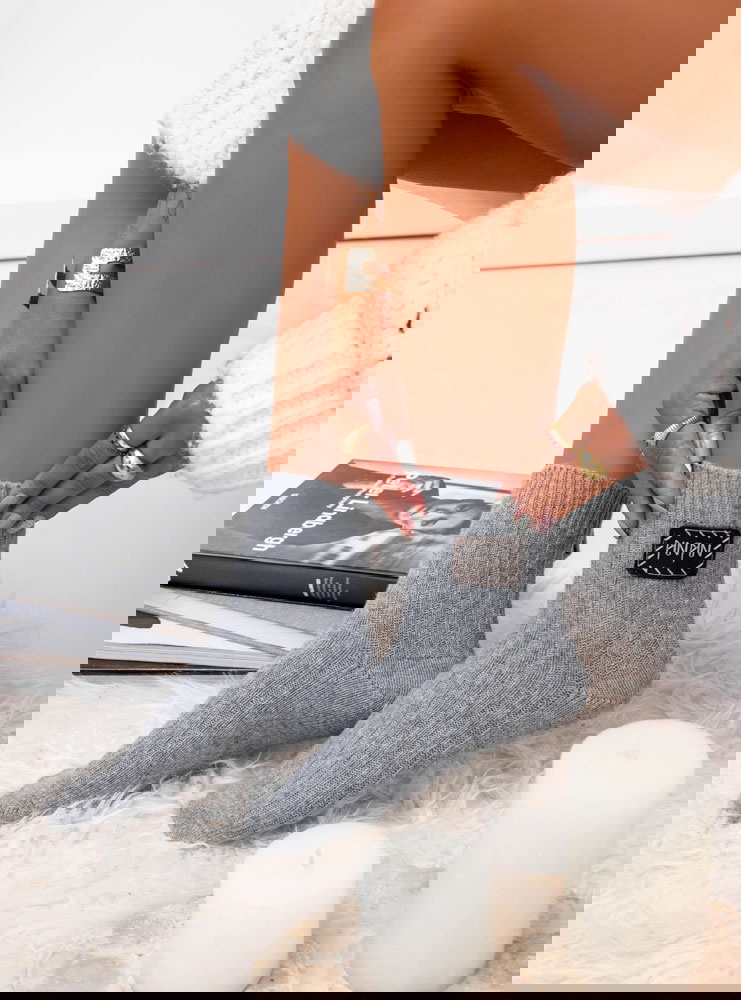 Szare skarpetki z ozdobną naszywką...